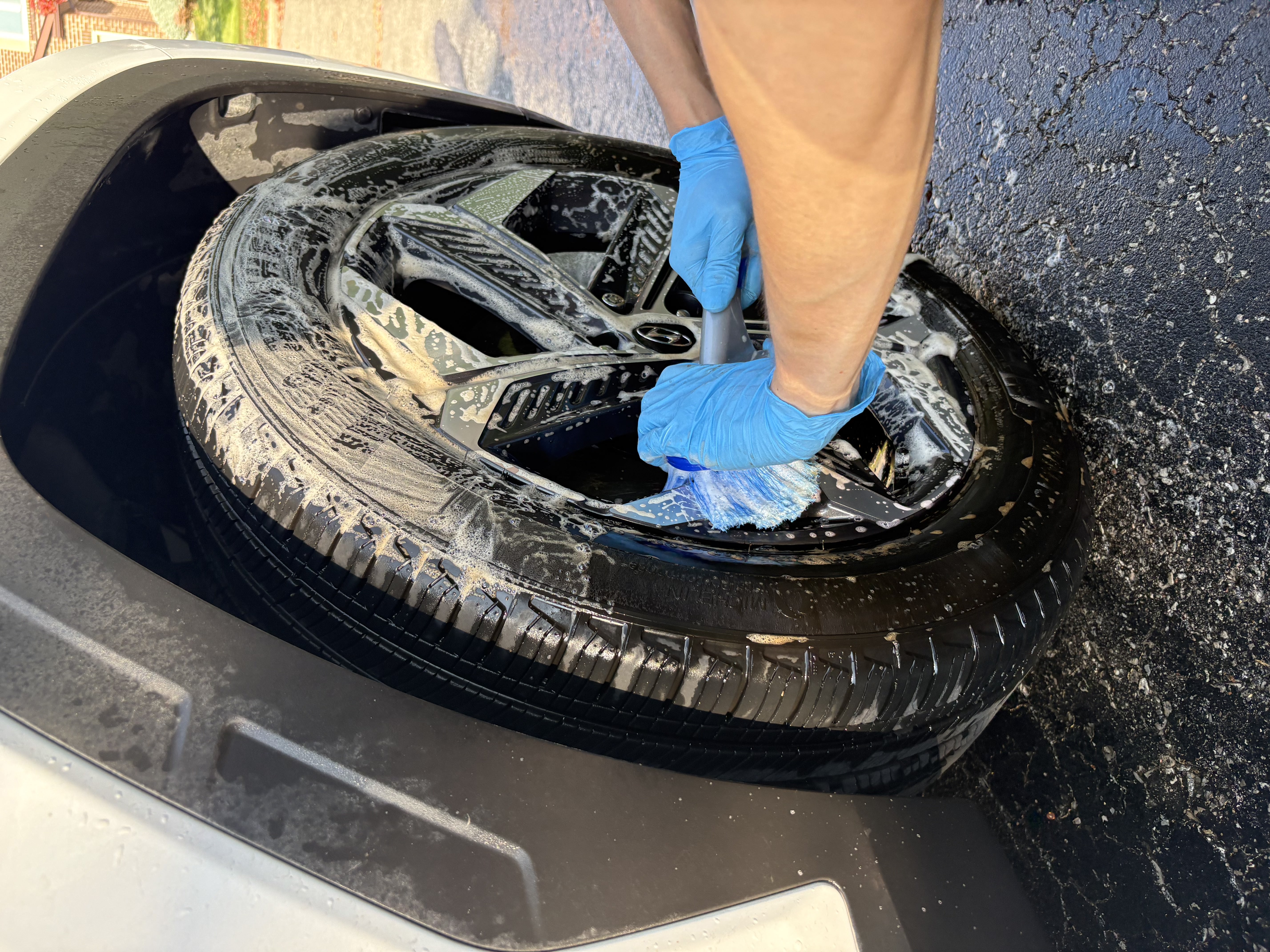 Professional rim cleaning in action